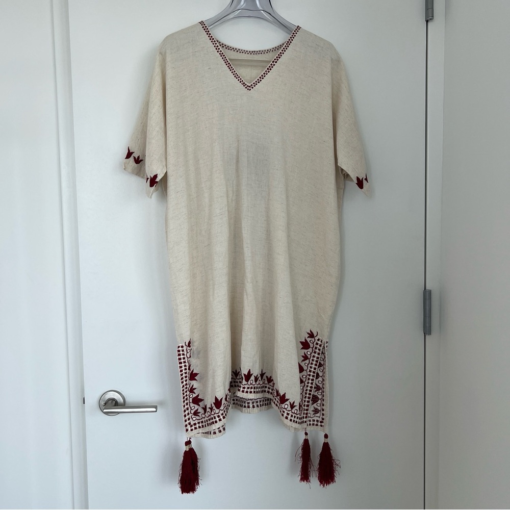Caftan with burgundy tassels. One size